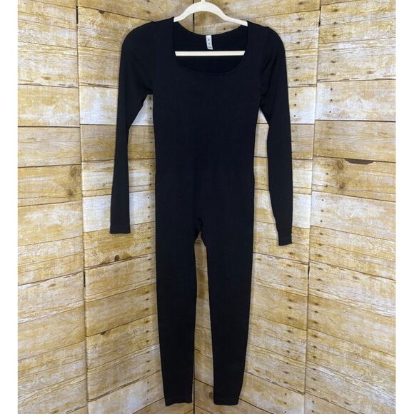 BLACK BODY HUGGING LONG SLEEVE SCOOP NECK RIBBED JUMPSUIT SZ. MED - Picture 1 of 2